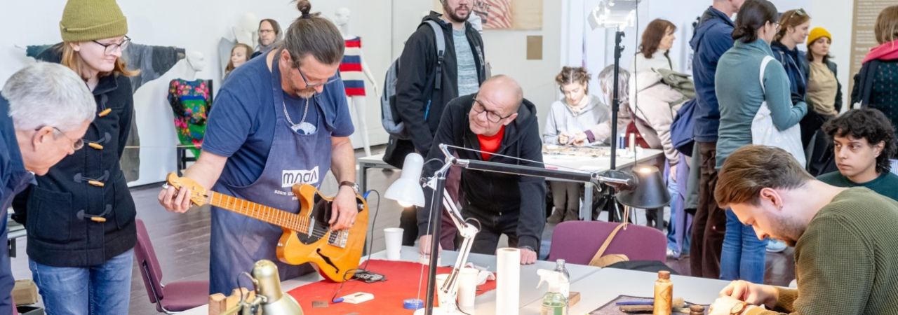Reparatur von Gitarren bei der Gitarren-Ambulanz im Rahmen des Festivals.