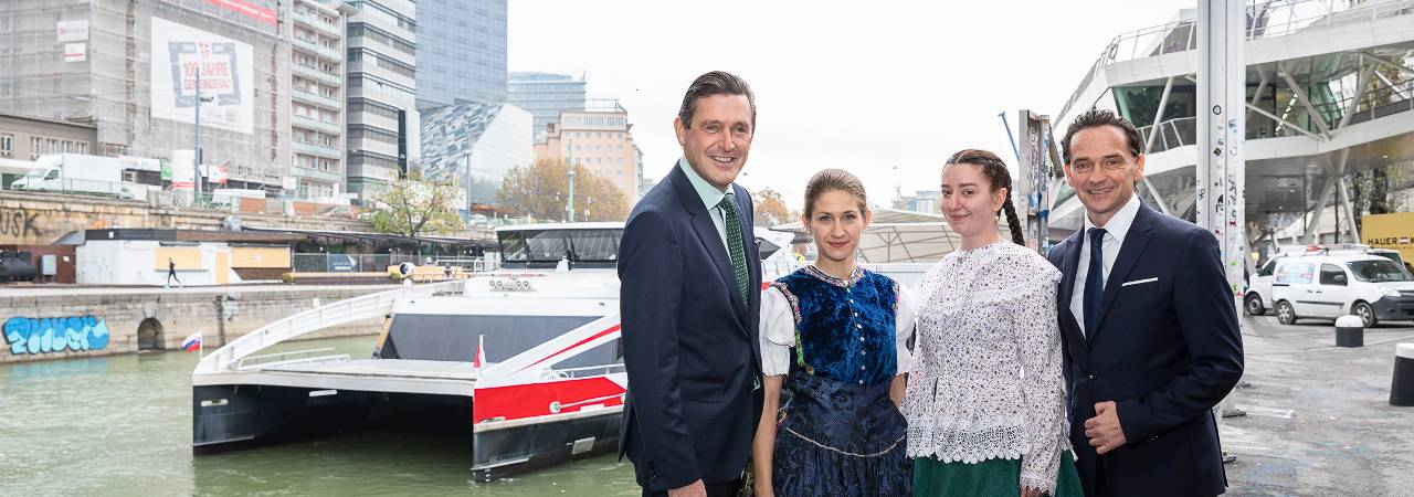 Wirtschaftsstadtrat Peter Handke bei der Abfahrt des Twin City Liners nach Budapest am Wiener Donaukanal