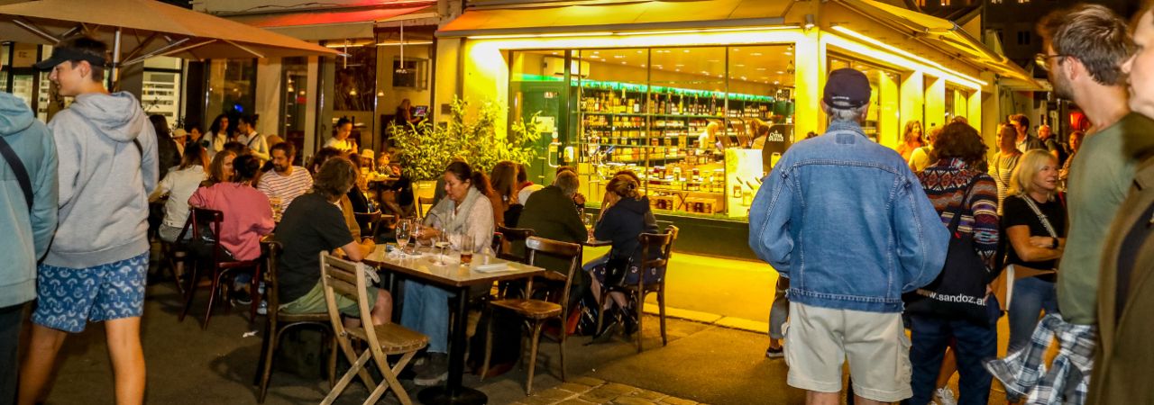 Besucher*innen bei der Langen Nacht der Wiener Märkte