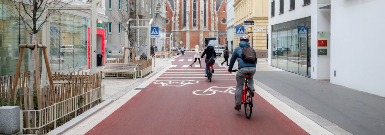 Radfahrende auf dem Radweg in der Argentinierstraße