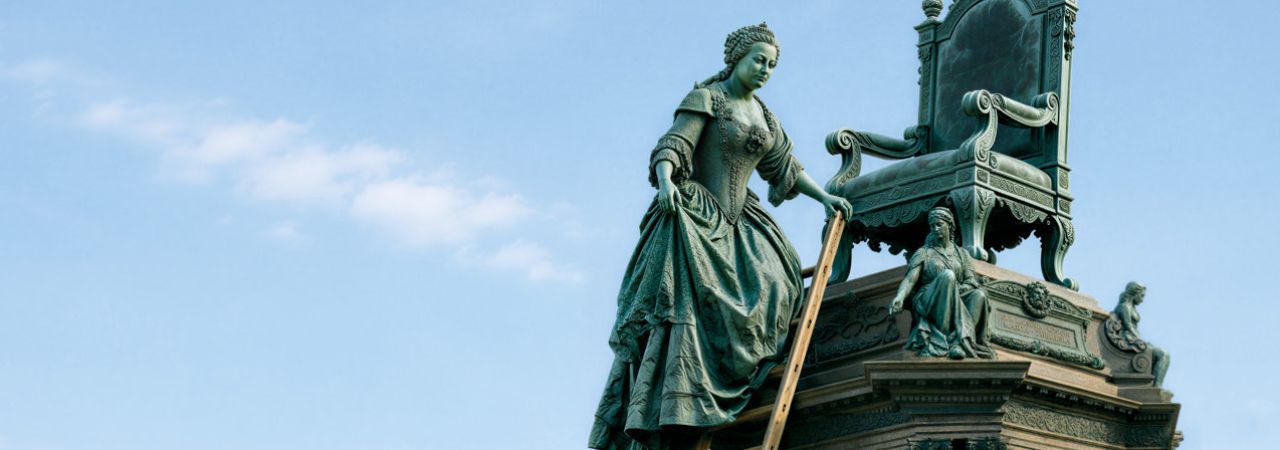 Kampagnen-Sujet - es zeigt wie die Statue von Maria Theresia am Platz zwischen den Museen ihren Thron verlässt.