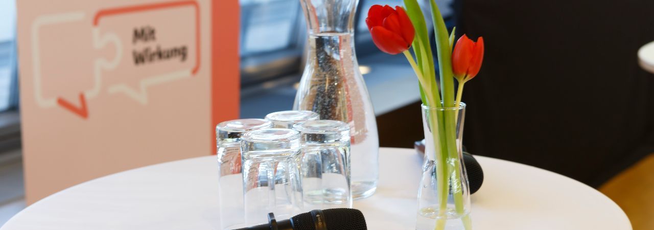 Tisch mit Mikrofon und Wassergläser