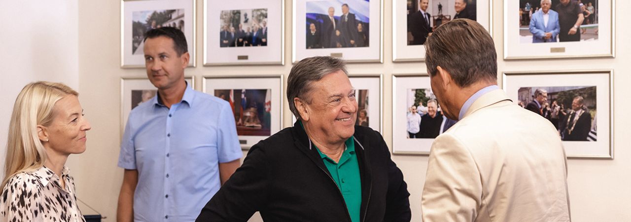 Bürgermeister Janković und Stadtrat Hanke im Gespräch vor einer Wand mit Fotografien