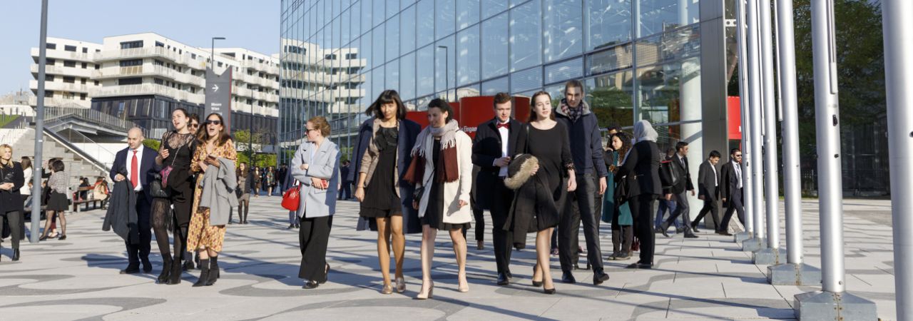 Menschen vor der Messe Wien