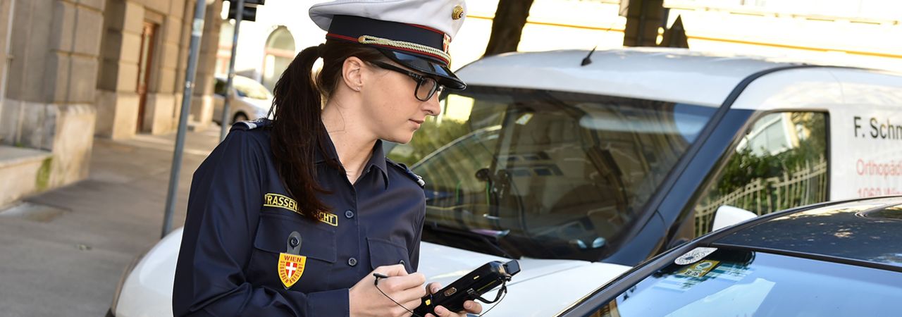 Parksheriff in Mariahilf bei der Kontrolle